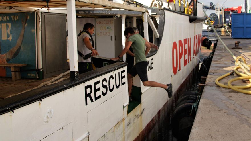 El Open Arms atraca en el Puerto de Borriana con otros cuatro barcos de rescate de migrantes para ser reparados