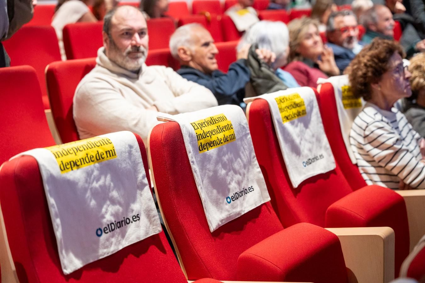 Los asistentes a la celebración del décimo aniversario del periódico recibieron de regalo una bolsa de tela con el logo de elDiario.es.