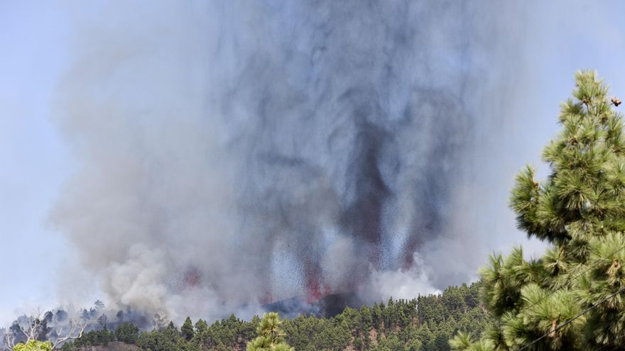 Una erupción volcánica ha comenzado esta tarde de domingo en los alrededores de Las Manchas, en El Paso (La Palma), después de que el complejo de la Cumbre Vieja acumulara miles de terremotos en la última semana, conforme el magma iba presionando el subsuelo en su ascenso. Las autoridades habían comenzado horas antes evacuar a las personas con problemas de movilidad en cuatro municipios. EFE/Miguel Calero