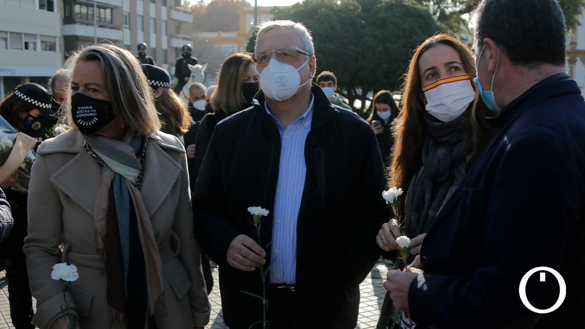 Ofrenda floral en recuerdo de María de los Ángeles García y María Soledad Muñoz