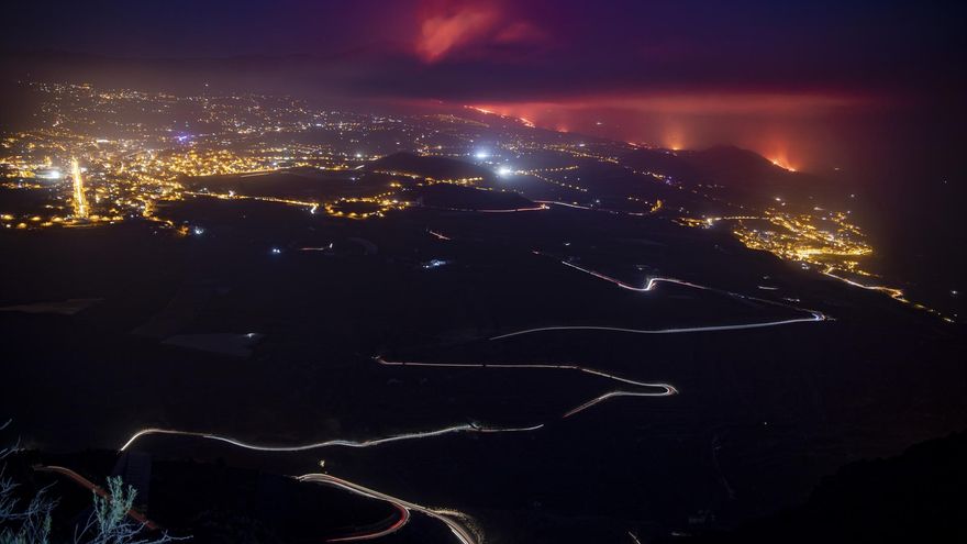 ista aérea de la columna de humo y lava del volcán de Cumbre Vieja a su llegada al Océano Atlántico / Kike Rincón