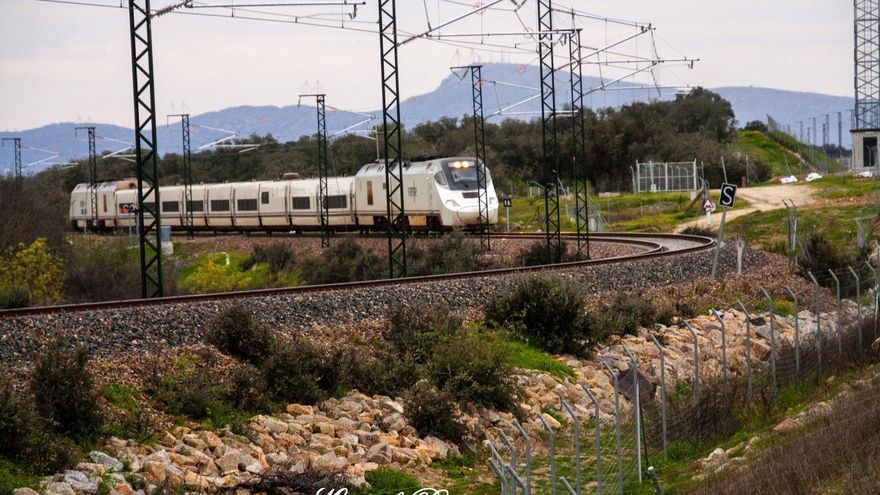 Los viajeros del Alvia Badajoz-Madrid han sufrido dos incidencias y 1 hora 41 minutos de retraso