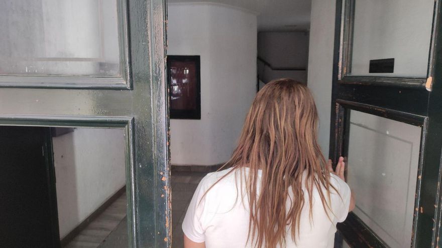 "Por necesidad la gente se mete donde sea": tensión y alivio en un desahucio suspendido en Carabanchel