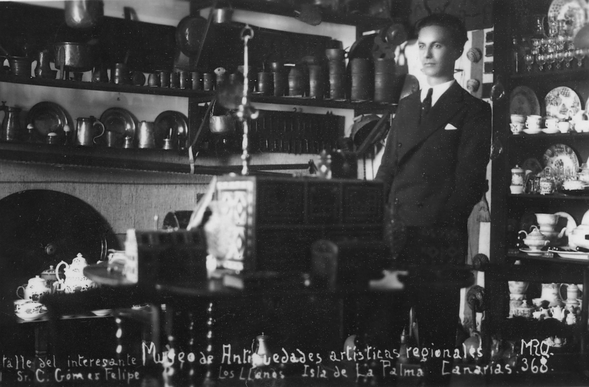 Cayetano Gómez Felipe con su colección en Los Llanos de Aridane en los años 30. Foto: MANUEL RODRÍGUEZ QUINTERO