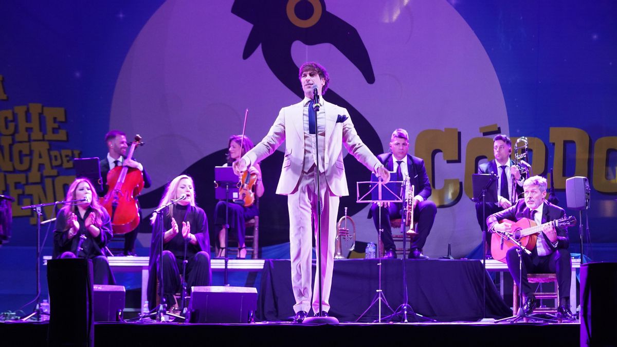 Manuel Lombo abrió la 17ª edición de La Noche Blanca en una abarrotada plaza de Las Tendillas
