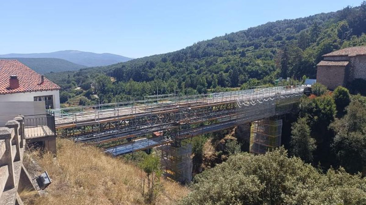 La pasarela de Ortigosa de Cameros seguirá cortada, la menos, hasta finales de marzo