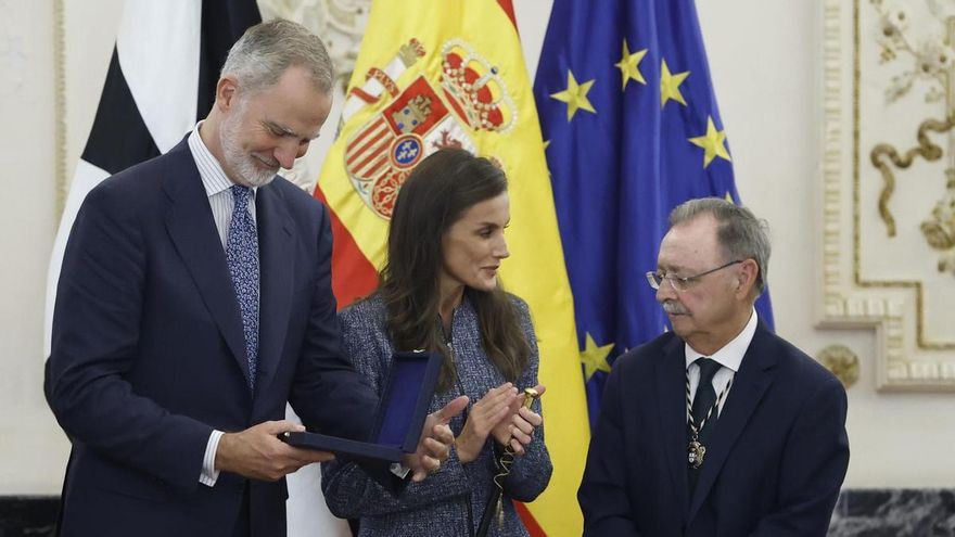 El rey Felipe VI y la reina Letizia durante su visita al Ayuntamiento de Ceuta junto al presidente de la ciudad autónoma.