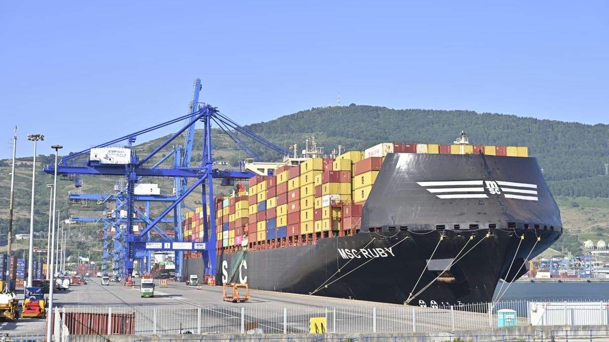 Atraca en el puerto de Bilbao el buque más largo de su historia, de 366 metros