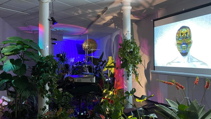 Un jardín de criaturas híbridas como metáfora de la diversidad y disidencia