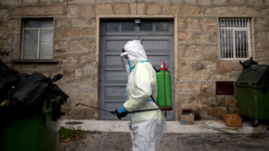 En la imagen, un operario municipal realiza labores de desinfección en Ourense. EFE/Brais Lorenzo