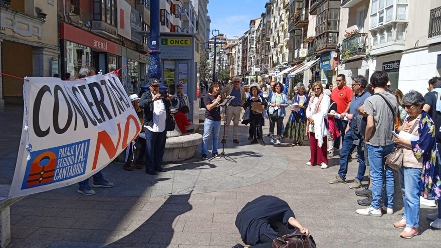Concentración en la calle de Burgos de Santander convocada por Pasaje Seguro para pedir la retirada inmediata de las concertinas del Puerto