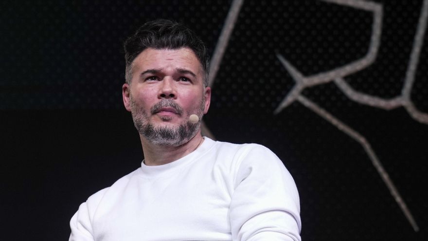 El diálogo que este miércoles mantienen en un acto público el portavoz de ERC en el Congreso, Gabriel Rufián (c), y Emilio Delgado, portavoz adjunto de Más Madrid en la asamblea madrileña, protagonizan un acto conjunto sobre la unidad de la izquierda bajo el título 'Disputar el presente para ganar el futuro', este miércoles en Madrid.- EFE/ Borja Sánchez-Trillo