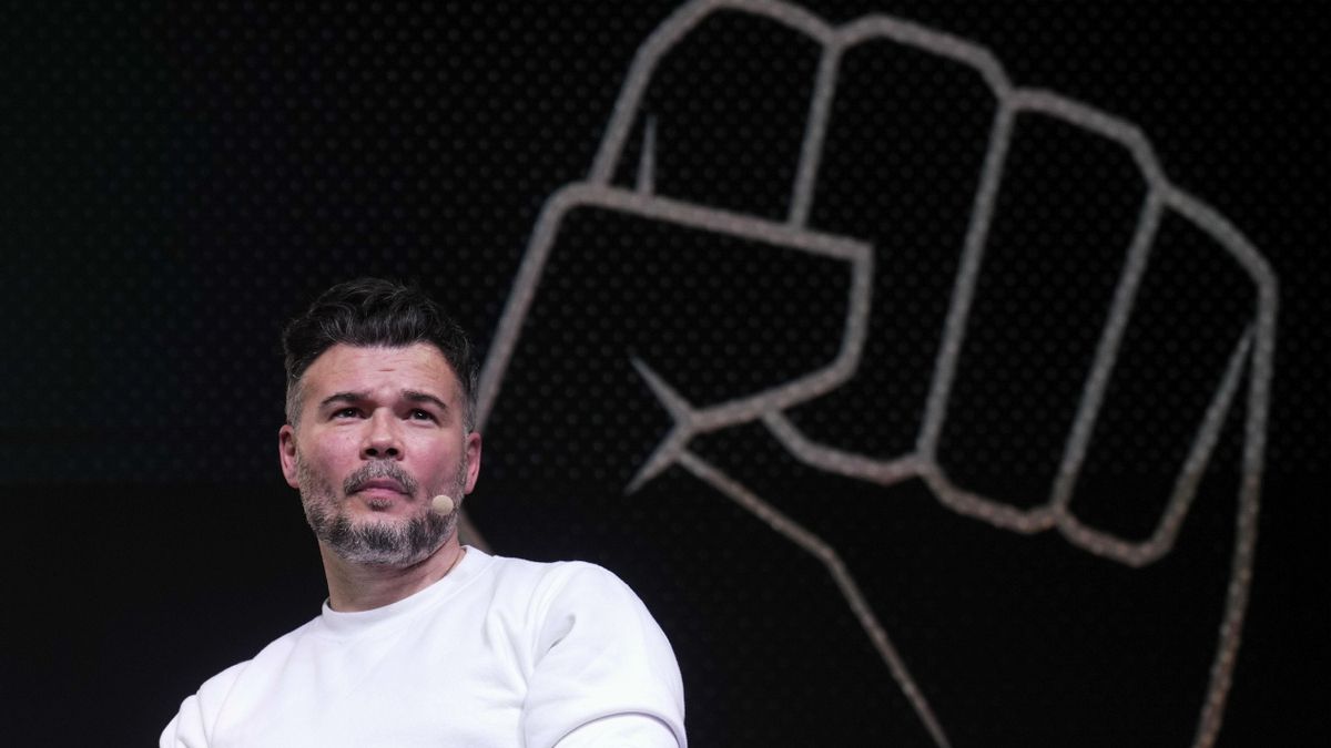 El diálogo que este miércoles mantienen en un acto público el portavoz de ERC en el Congreso, Gabriel Rufián (c), y Emilio Delgado, portavoz adjunto de Más Madrid en la asamblea madrileña, protagonizan un acto conjunto sobre la unidad de la izquierda bajo el título 'Disputar el presente para ganar el futuro', este miércoles en Madrid.- EFE/ Borja Sánchez-Trillo