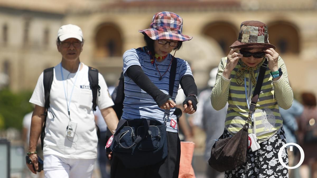Turistas intentan combatir el calor