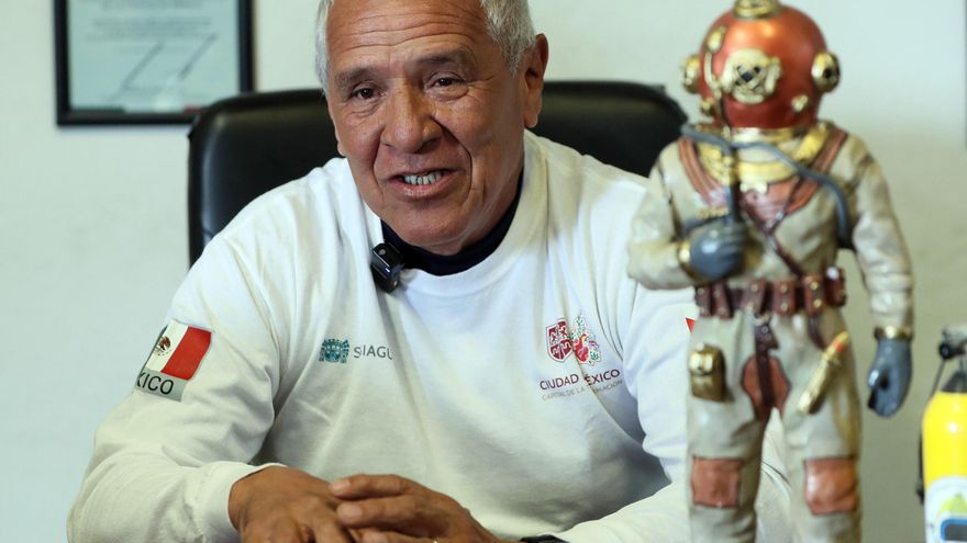 El buzo de aguas negras que combate las inundaciones en México