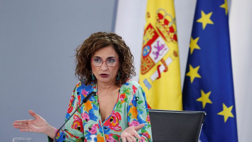 La portavoz del Gobierno y ministra de Hacienda, María Jesús Montero durante la rueda de prensa tras el Consejo de Ministros celebrada en el Palacio de la Moncloa en Madrid este martes. EFE/Emilio Naranjo