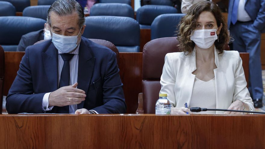 La presidenta regional, Isabel Díaz-Ayuso, y el consejero de Presidencia, Justicia e Interior, Enrique López, al inicio del pleno de la Asamblea de Madrid que se celebra este jueves.