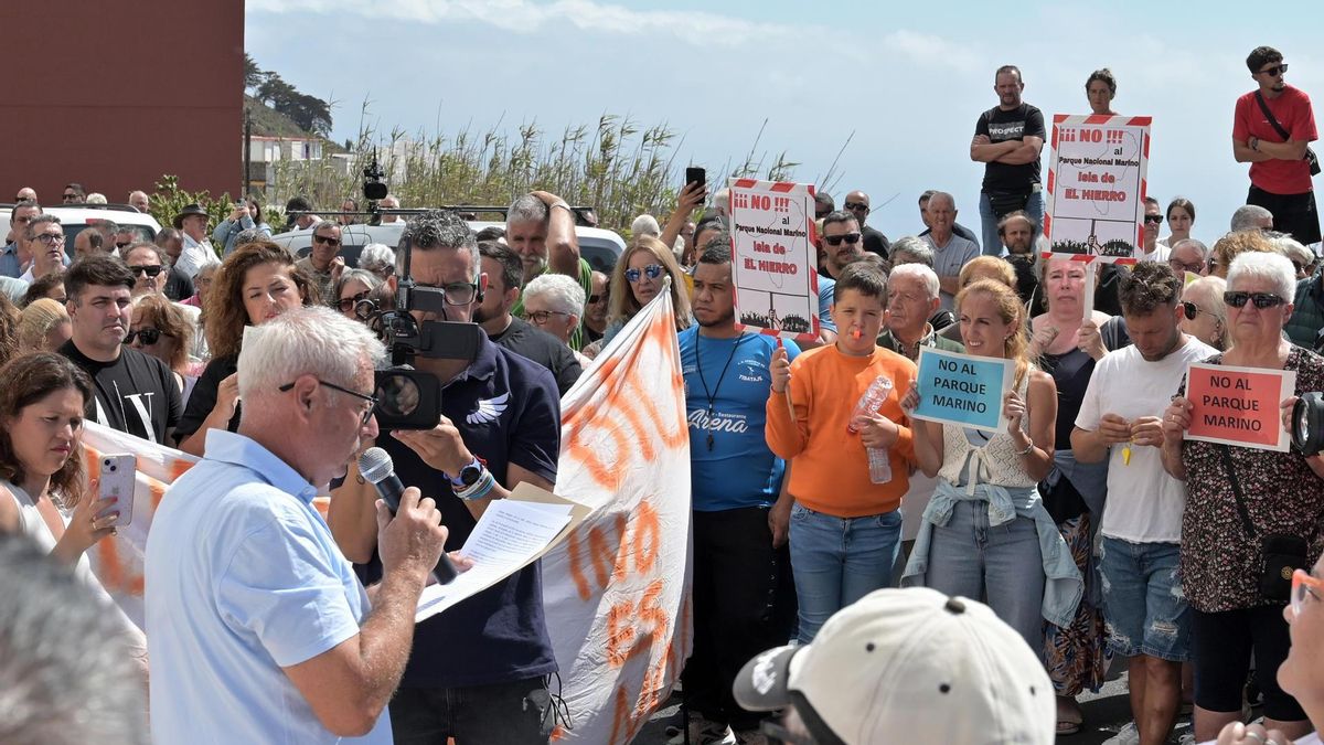 Manifestación ciudadana convocada por la Plataforma de Afectados por el Parque Nacional Marino de El Hierro este sábado. EFE/ Gelmert Finol