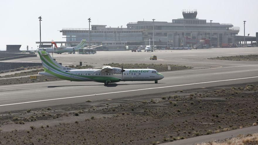 El aeropuerto de La Palma, operativo pero con retrasos en vuelos interinsulares y una cancelación