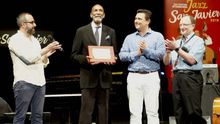 Momento en el que Ron Carter recibe el Premio del Festival. Junto a él, David Martínez, José Miguel Luengo, alcalde de San Javier, y el director del festival, Alberto Nieto