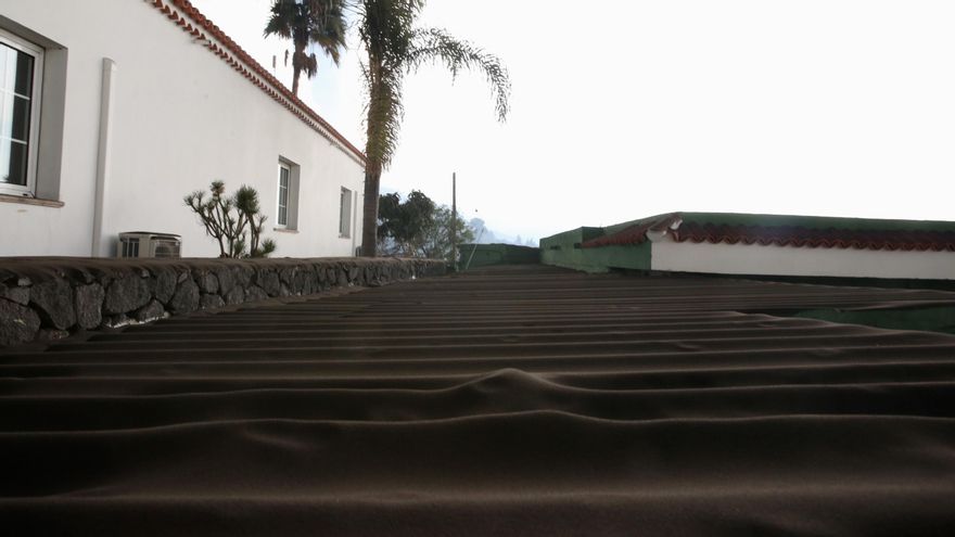 Ceniza acumulada en el mirador de Tajuya, en La Palma