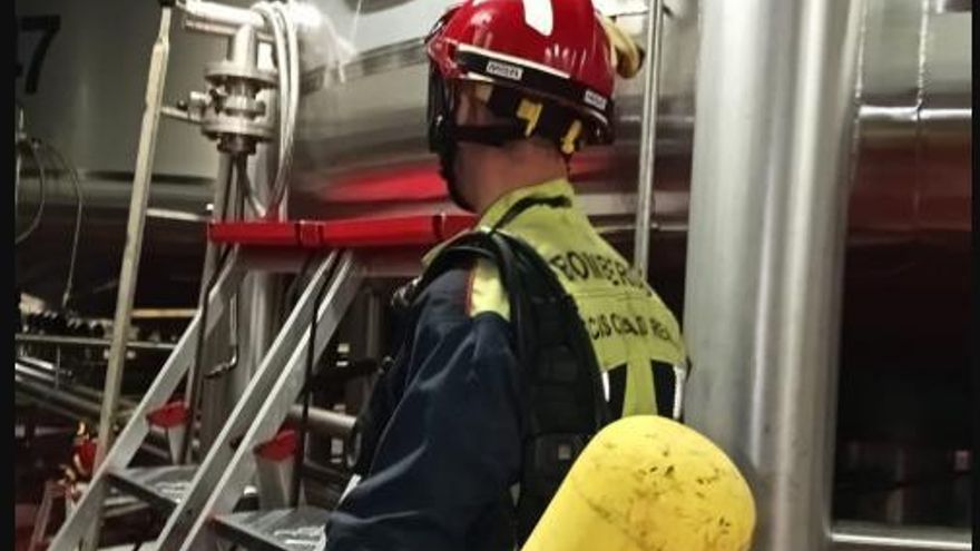 Fallece un trabajador tras caer a un depósito vacío de vino en Valdepeñas