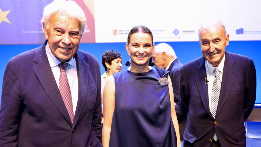 Felipe González, Marga Prohens y Miquel Roca.