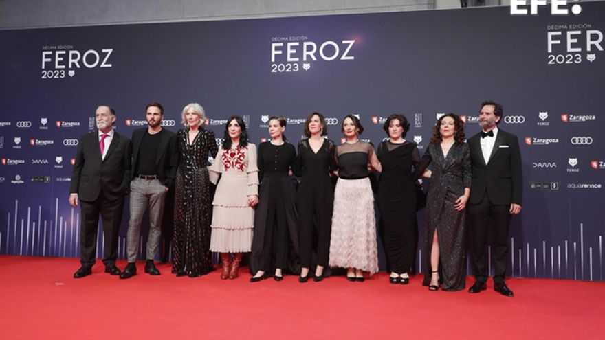 El equipo de "Cinco lobitos" posa a su llegada a la ceremonia de entrega de la décima edición de los Premios Feroz.