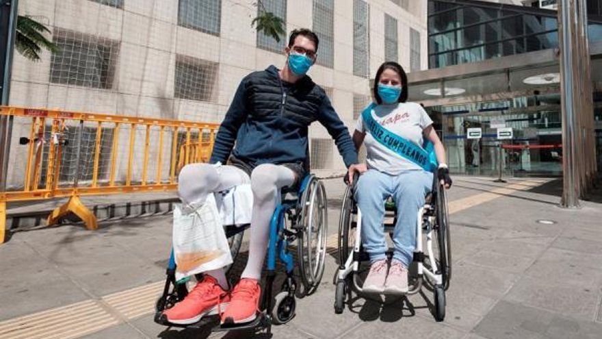 Zohartze Olalla y Adrián en el centro hospitalario donde se recuperan de la lesión medular. EFE/Ángel Medina G.