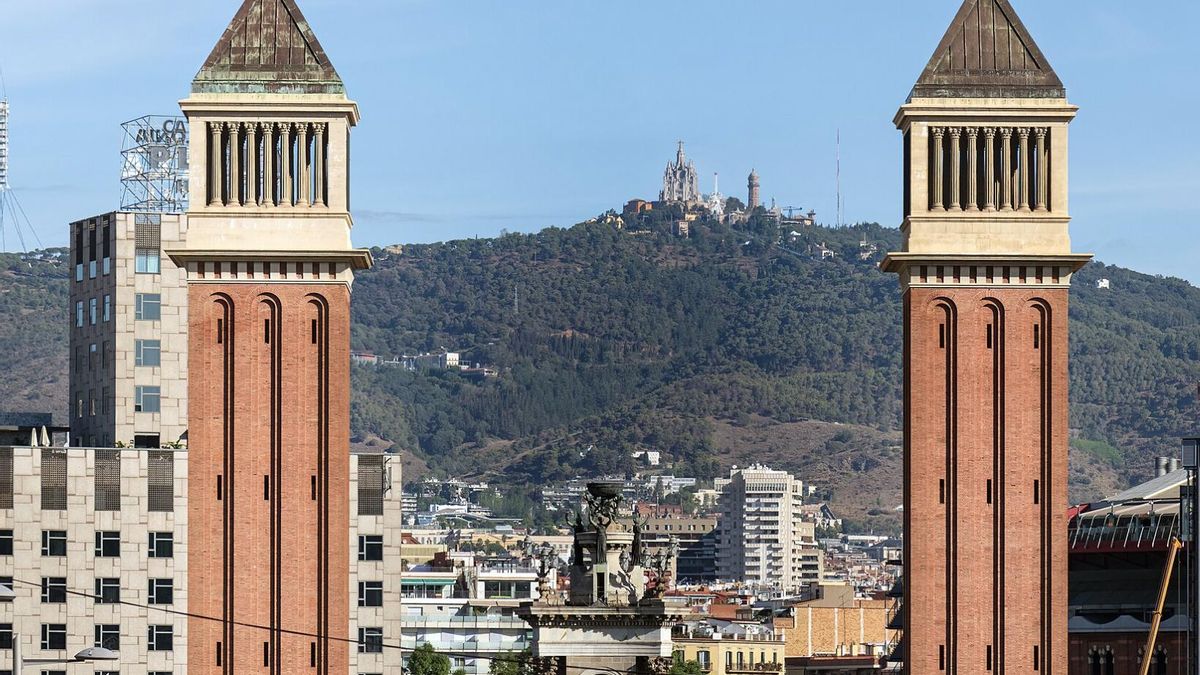 ¿Por qué Barcelona construyó dos torres venecianas iguales junto a Plaza de España y qué papel jugaron en 1929?