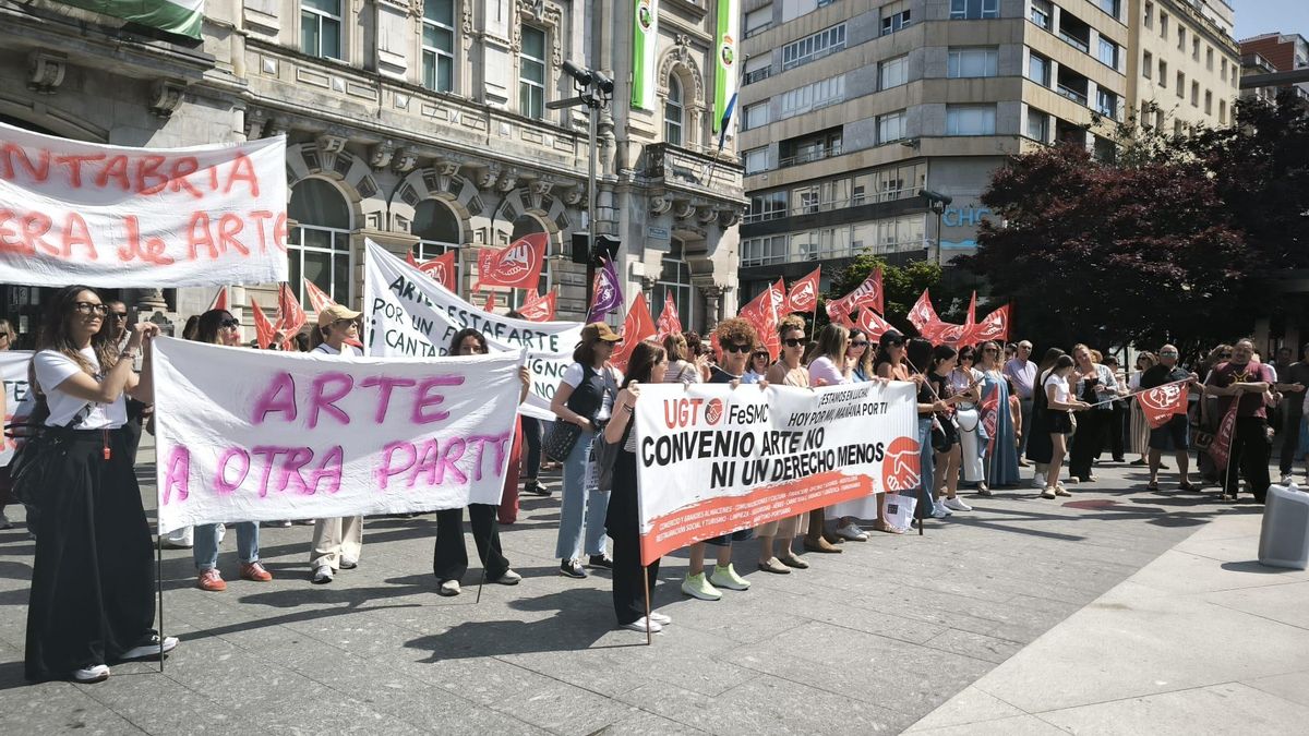 Concentración frente al Ayuntamiento de Santander.