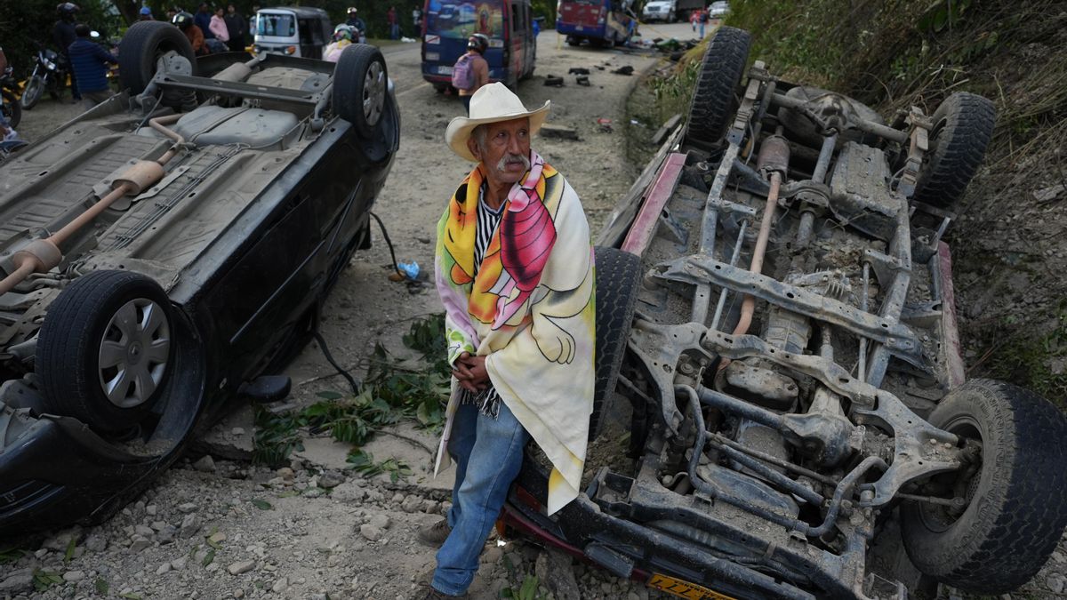 Un hombre observa el lugar del atentado en la Vía Panamericana en Cajibío (Colombia) el 26 de abril.