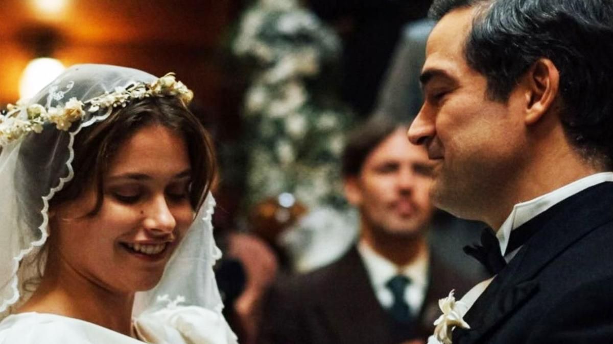 Nicole Wallace y Alfonso Herrera en una imagen de 'La casa de los espíritus'