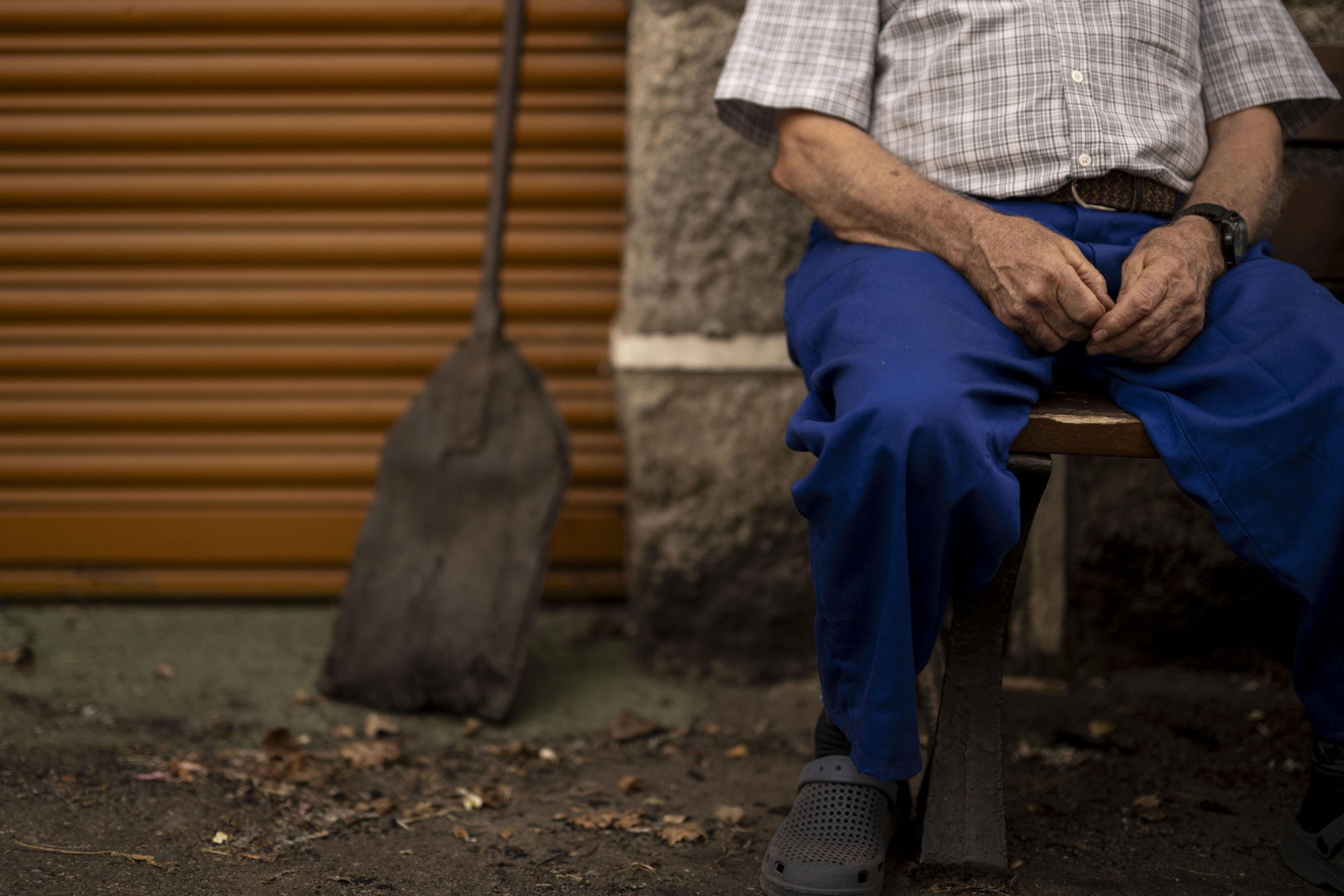 Joaquín espera el fuego frente a la puerta de su casa