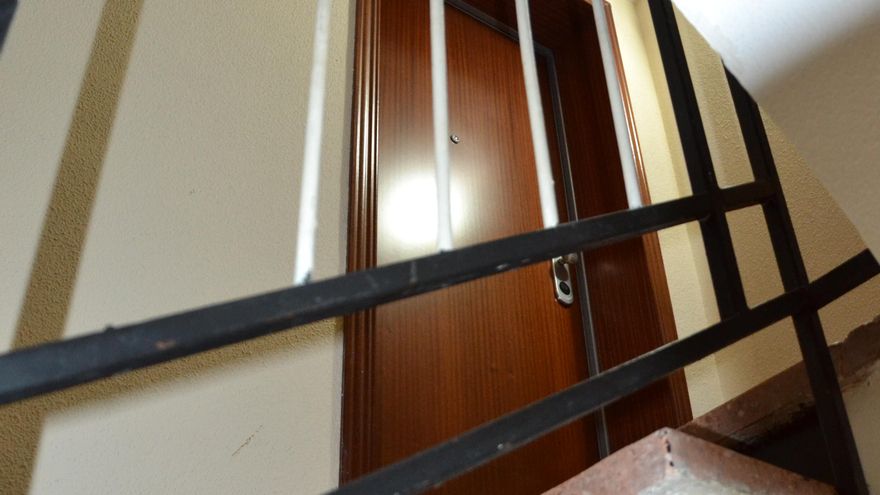 La escaleras que llevan a la vivienda de Paz, donde no se puede instalar un ascensor