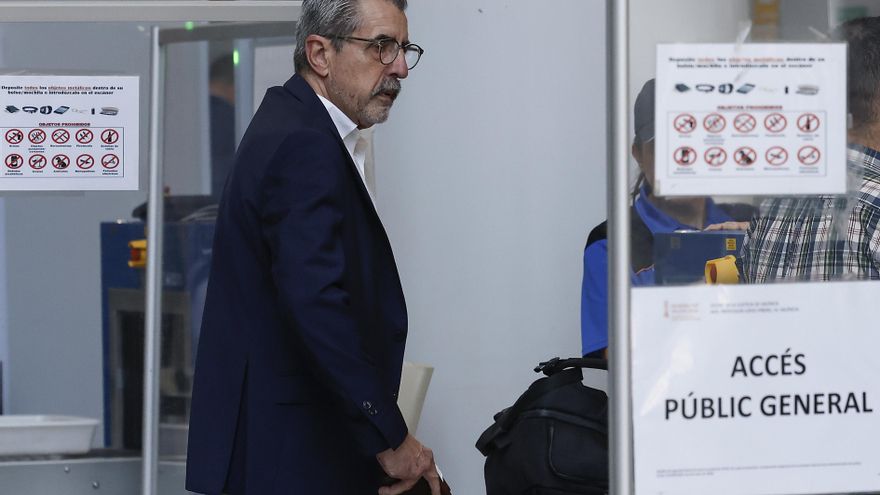 El excomisionado del Gobierno dice al juez que "alguien" le colocó en su expediente un título falso para "forzar" su dimisión