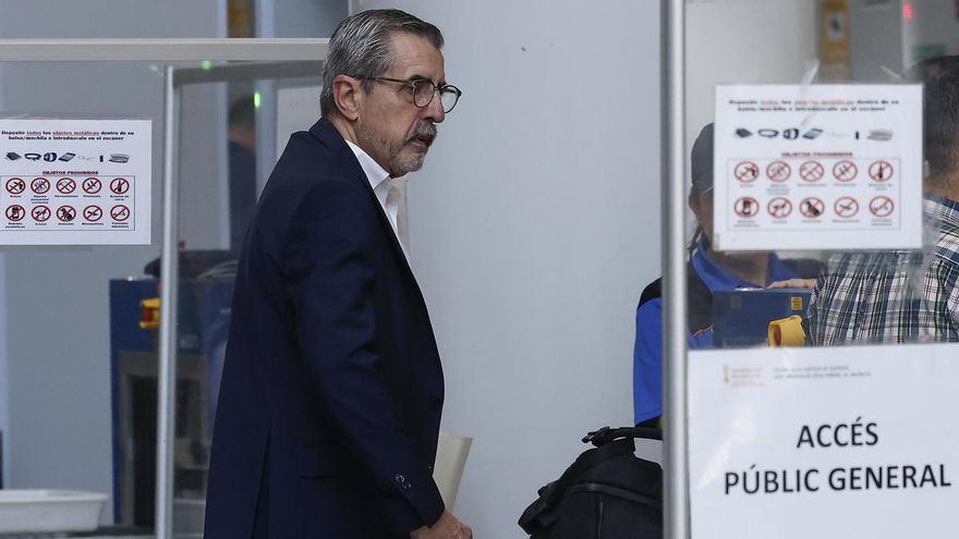 El excomisionado del Gobierno dice al juez que "alguien" le colocó en su expediente un título falso para "forzar" su dimisión