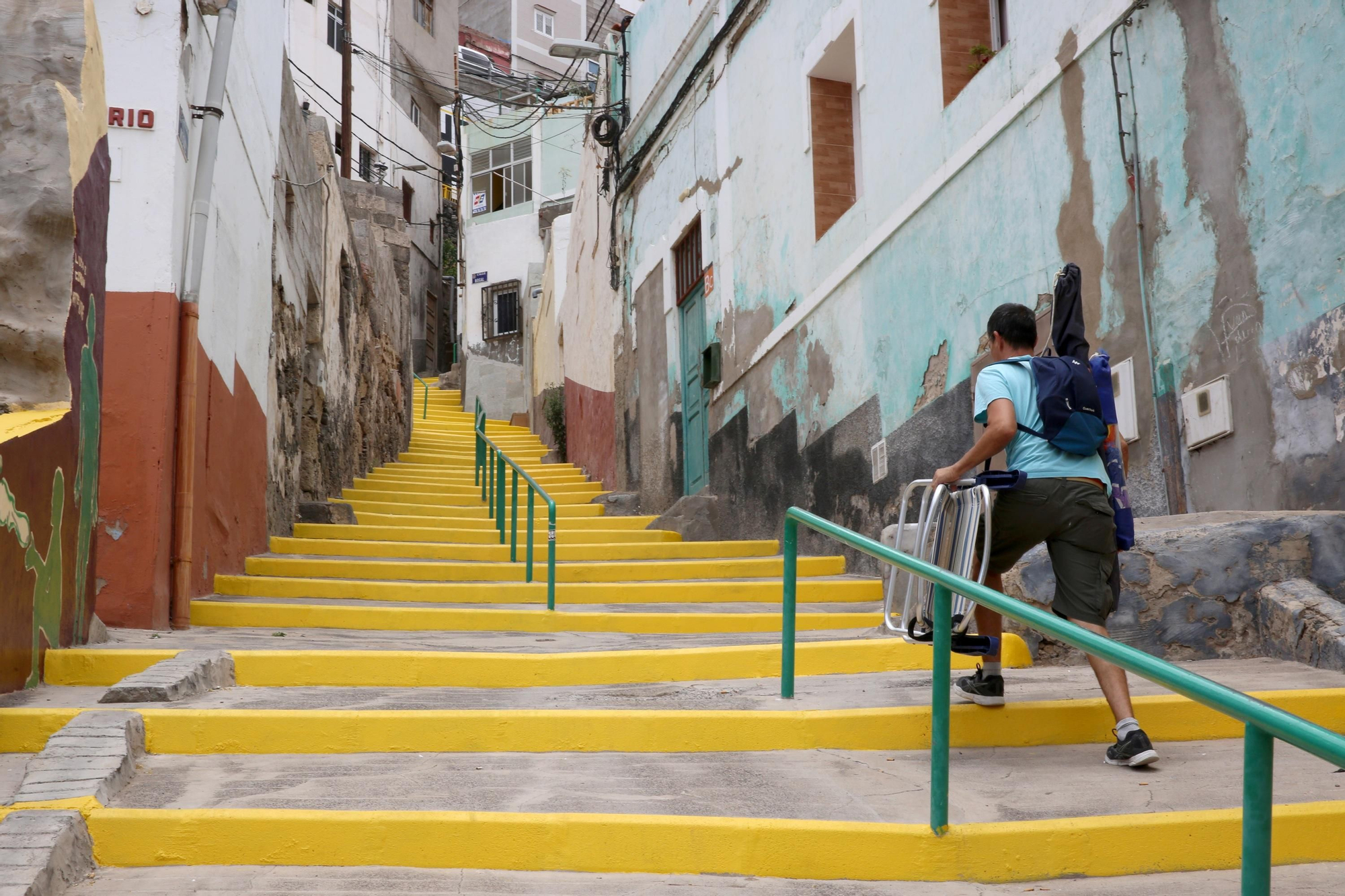Escalinatas en la calle Nogal pintadas de amarillo
