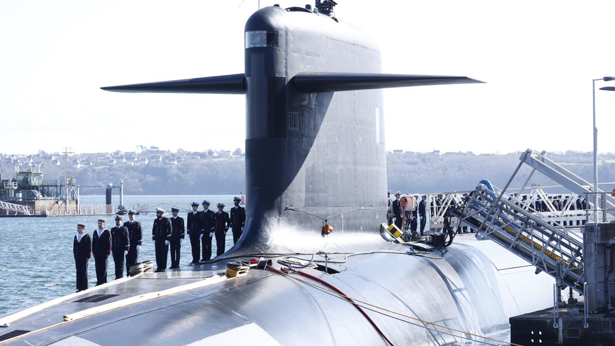 El presidente francés Emmanuel Macron saluda a miembros del ejército en la base de submarinos nucleares de la Armada en Ile Longue en Crozon, cerca de Brest, Francia, 02 de marzo de 2026. (Francia) EFE/EPA/YOAN VALAT / POOL