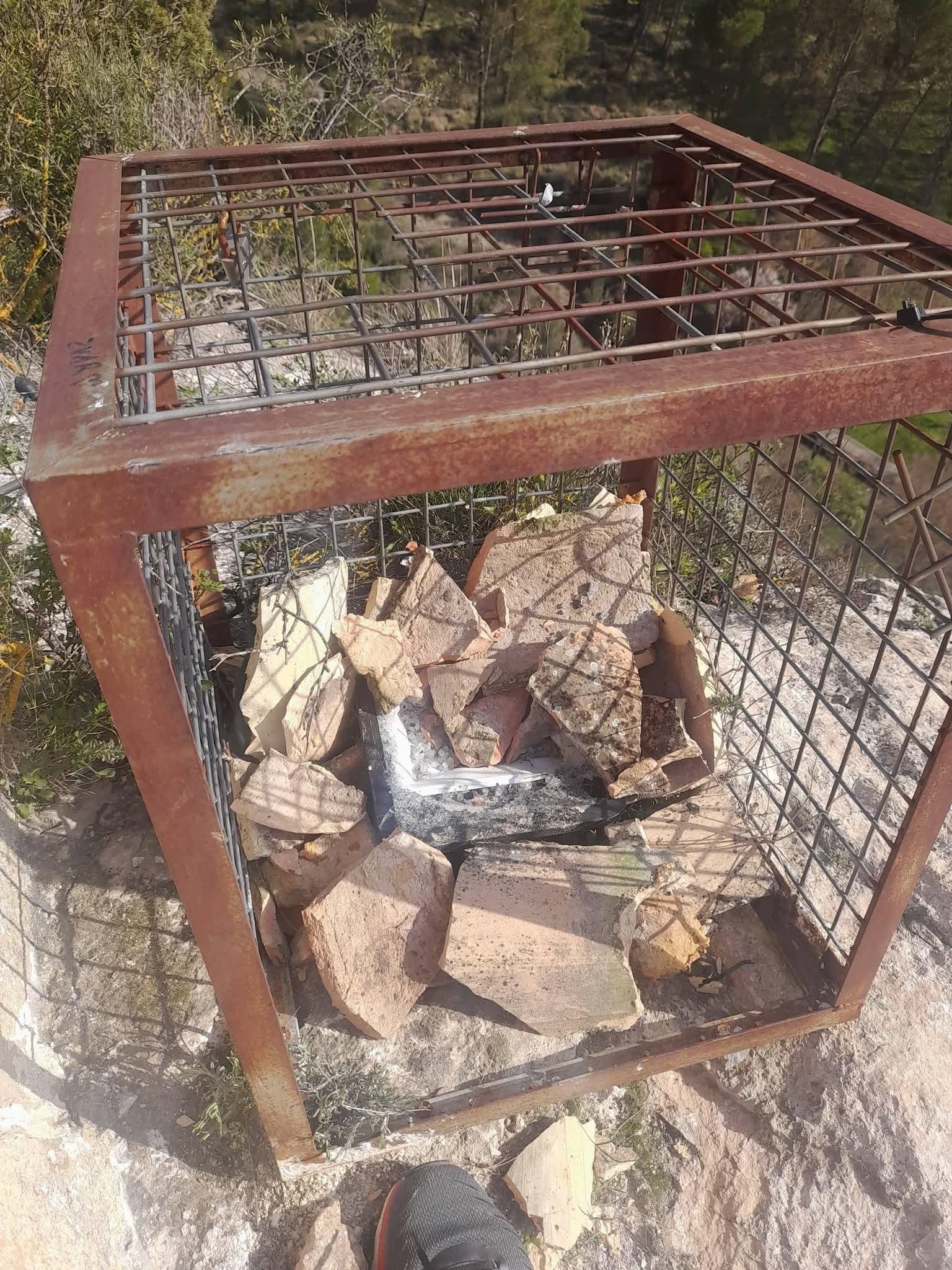 Los tres focos que iluminan la ermita han sido vandalizados