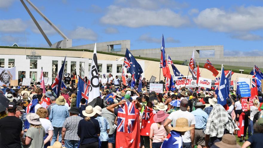 Canberra (Australia), 07/02/2022.- Convoy to Canberra protesters wave flags and banners during an anti-vaccination rally outside Parliament House in Canberra, Australia, 08 February 2022. Convoy demonstrators protested against Covid-19 mandates in solidarity with Ottawa truckers protests in Canada. (Protestas) EFE/EPA/MICK TSIKAS AUSTRALIA AND NEW ZEALAND OUT
