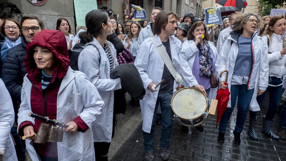 Médicos y sanitarios protestan durante una concentración de los médicos y pediatras de Atención Primaria, frente a la Consejería de Sanidad de Madrid.