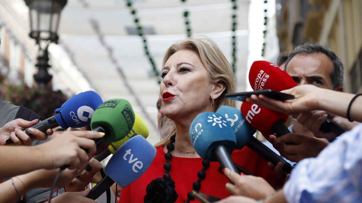 La consejera de Economía, Hacienda y Fondos Europeos y portavoz del Gobierno andaluz, Carolina España, atiende a los medios de comunicación en Málaga.