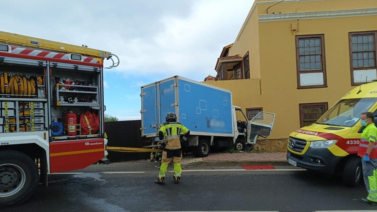 Herido el conductor de un camión tras chocar contra la pared de una vivienda en Tenerife