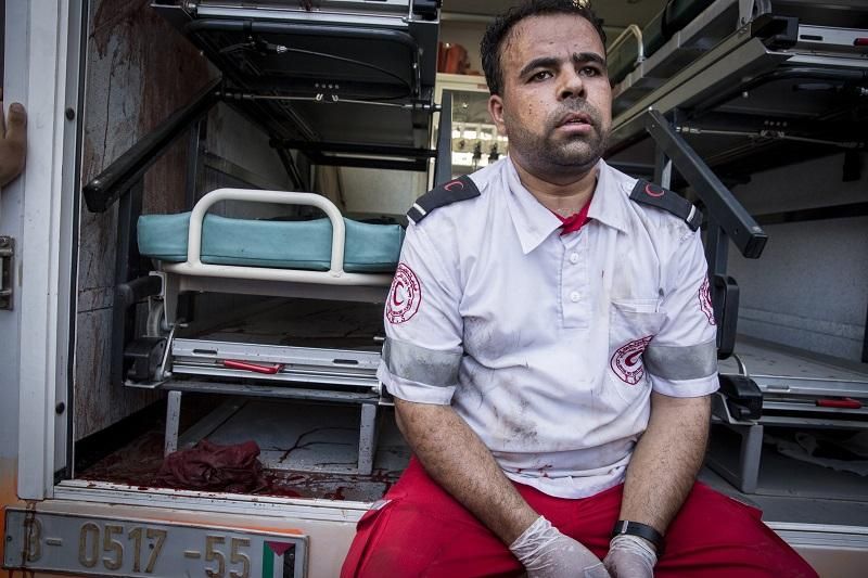 Uno de los médicos que atendió al periodista muerto en el ataque de esta tarde al supermercado del oeste de Shujaeya, en Gaza. FOTO: Juan Ramón Robles