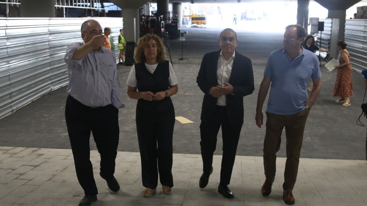 Susana García Chueca, consejera de Movilidad Sostenible junto a junto con el viceconsejero de Infraestructuras y Movilidad Sostenible, Miguel Ángel Paez, y el director general de Euskal Trenbide Sarea, Antonio Lopez, en las obras de Atotxa en Donostia.