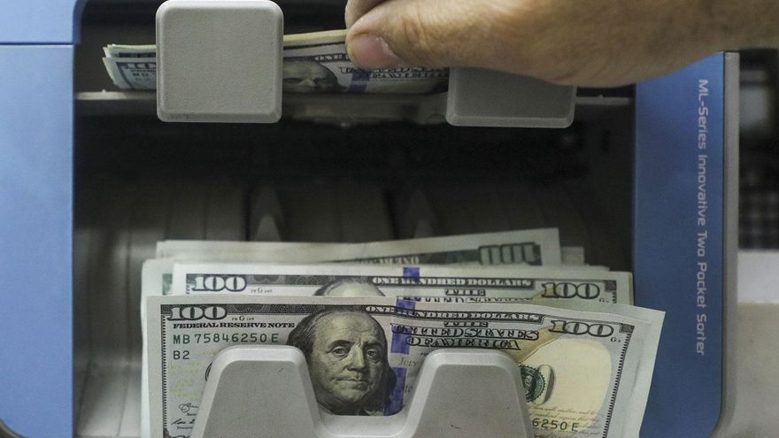El dólar blue volvió a repuntar y cerró la semana al borde de los $1.400