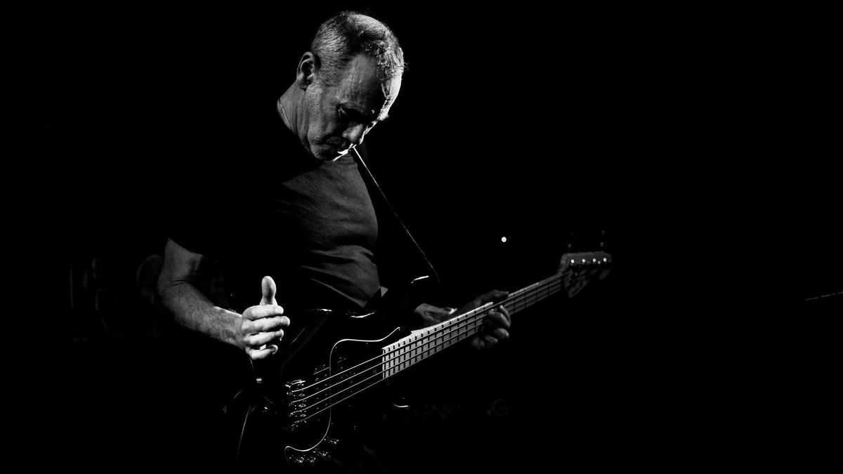 Eduardo Delgado, en plena faena con el bajo eléctrico.