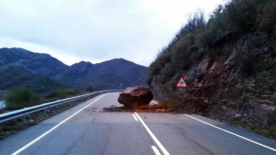 Una de las enormes rocas desprendidas que ocupa uno de los carriles de la vía en la CL-626. Fotografía: @MayoJos