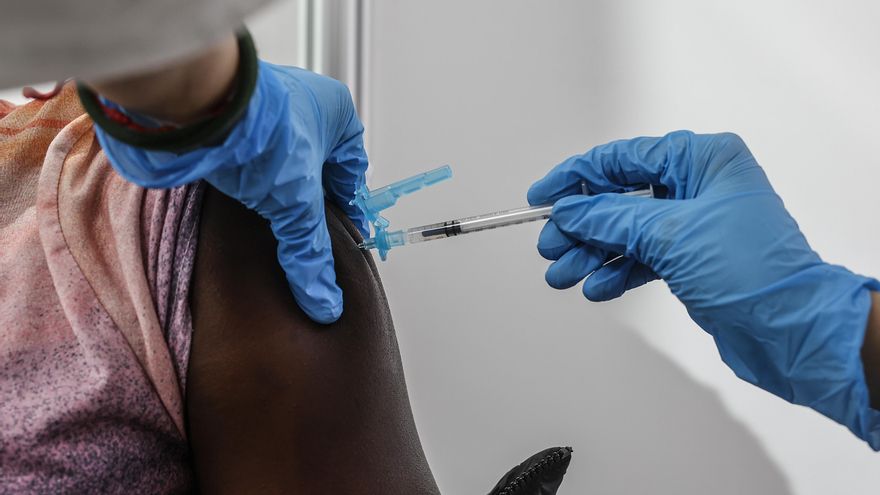 Una sanitaria vacuna a una persona con la tercera dosis de la vacuna de Moderna en Valencia